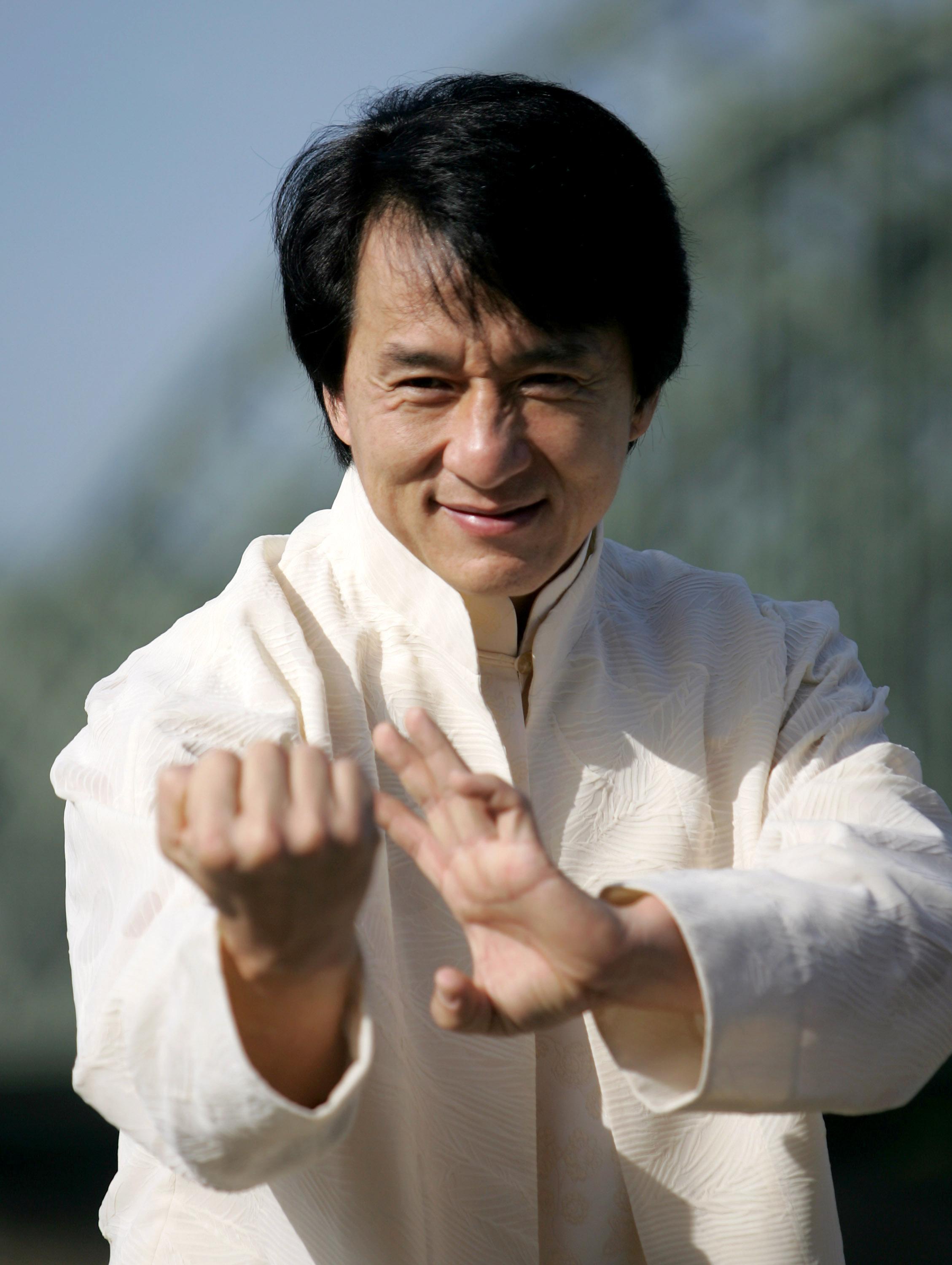 Jackie Chan, pozitie kung fu, imbracat in alb