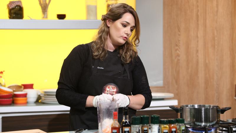 Maria Șandru gătind în bucătăria emisiunii „Chefi la cuțite”, sezonul 8