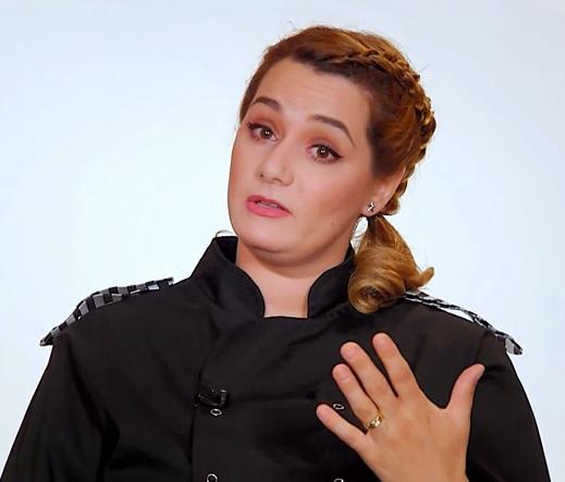 Maria Șandru într-un decor alb, făcând dezvăluiri la „Chefi la cuțite”, sezonul 8
