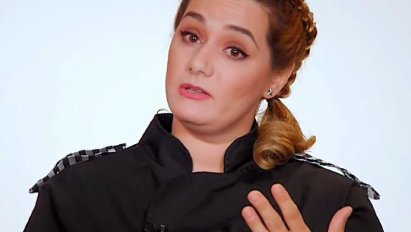 Maria Șandru într-un decor alb, făcând dezvăluiri la „Chefi la cuțite”, sezonul 8
