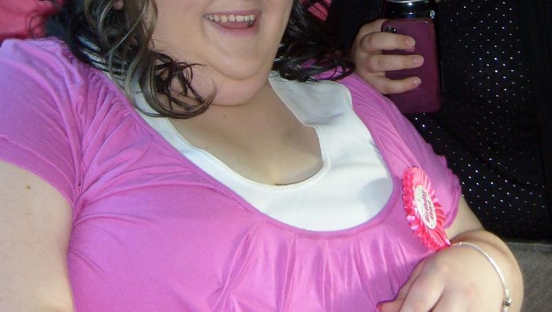 Cathryn Hucknall imbracata intr-un tricou roz cu alb