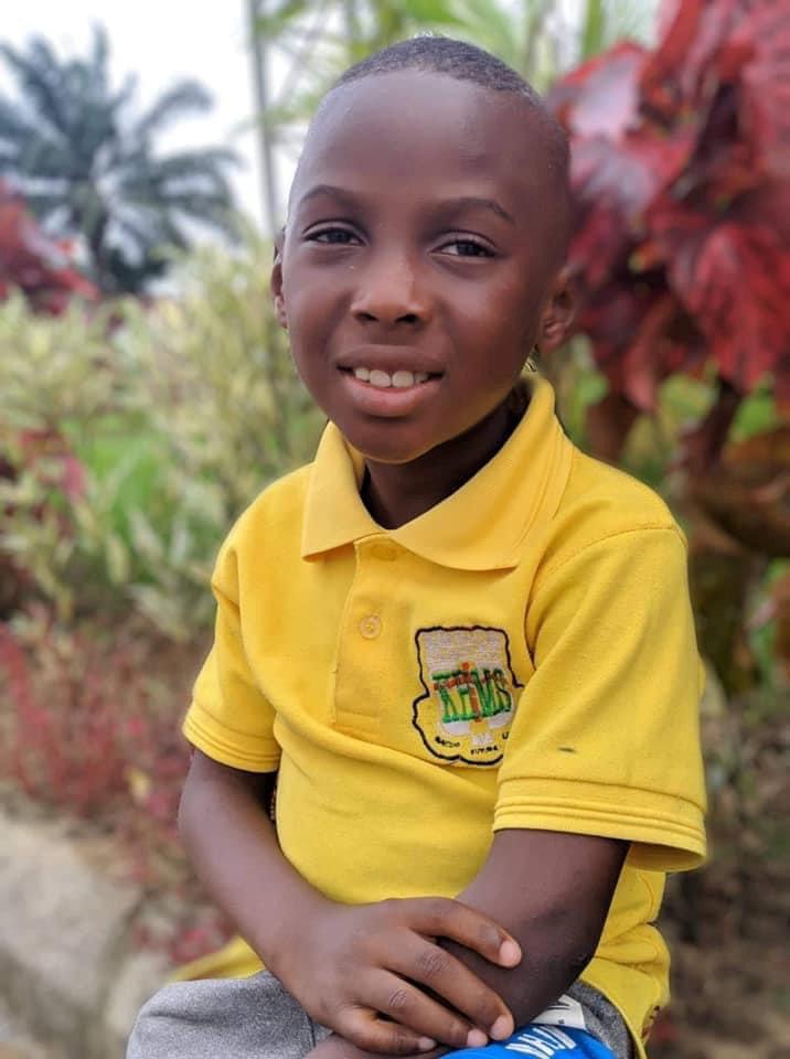 Hope, băiețelul din Nigeria abandonat să moară de foame, acum devenit un copil fericit și zâmbitor