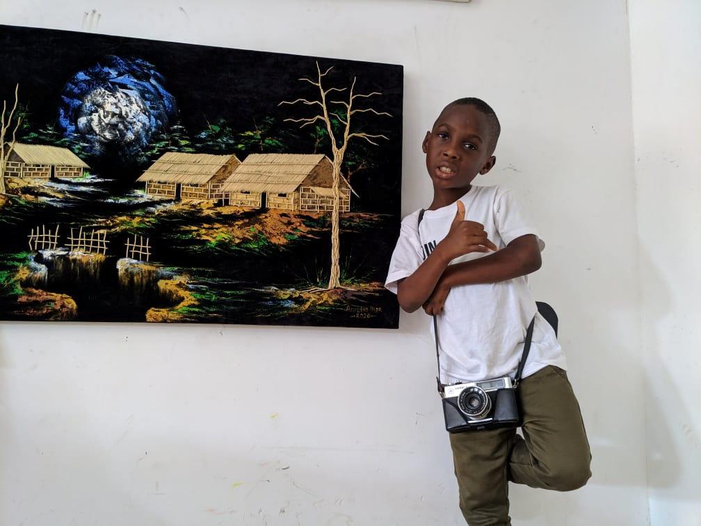 Hope, băiețelul din Nigeria abandonat să moară de foame, acum devenit un tânăr talentat la pictură