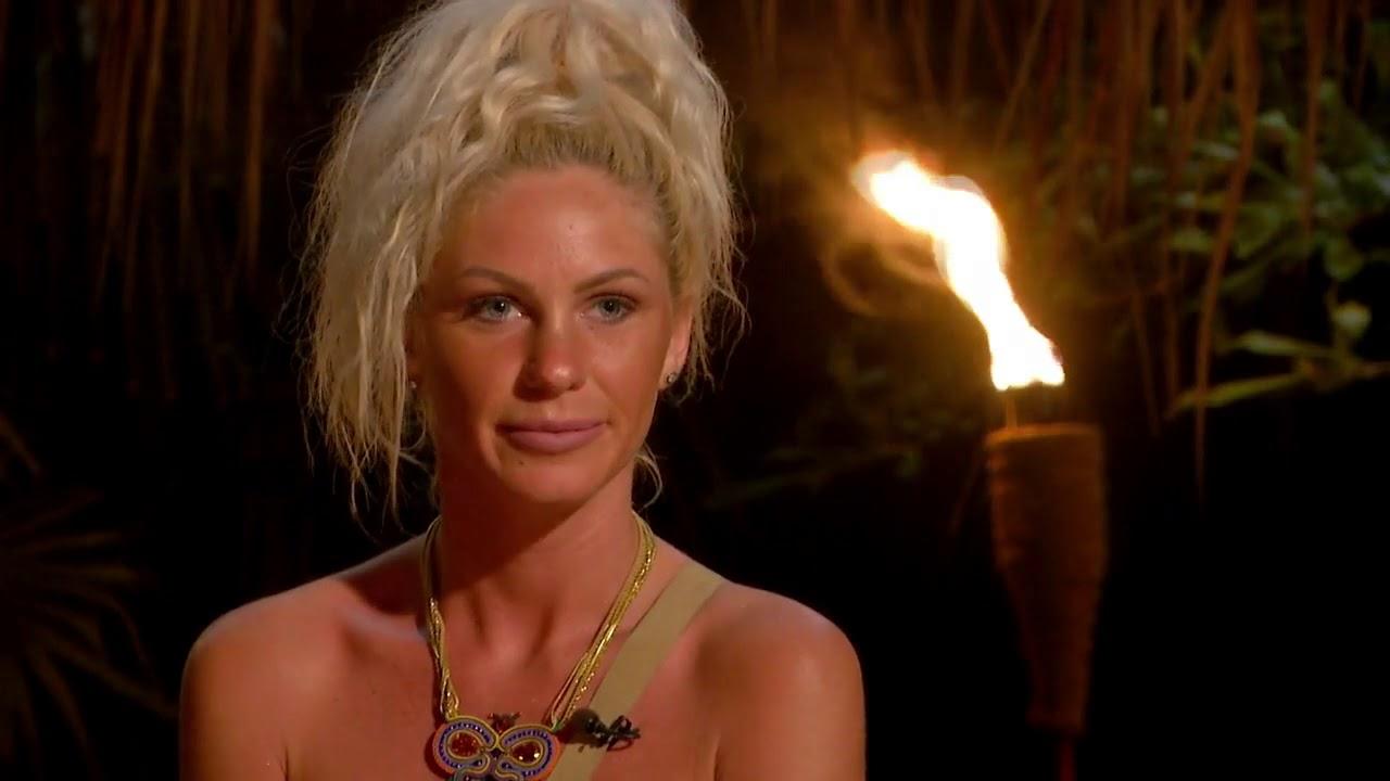 Hannelore Ulrich în timpul emisiunii „Insula iubirii”, la ceremonia focului