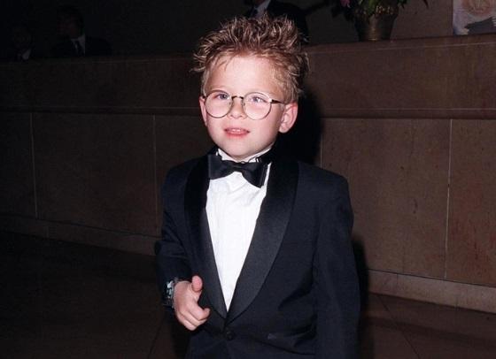 Jonathan Lipnicki, îmbrăcat la costum, pe vremea când era copil (1998)