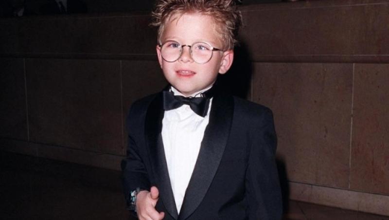 Jonathan Lipnicki, îmbrăcat la costum, pe vremea când era copil (1998)
