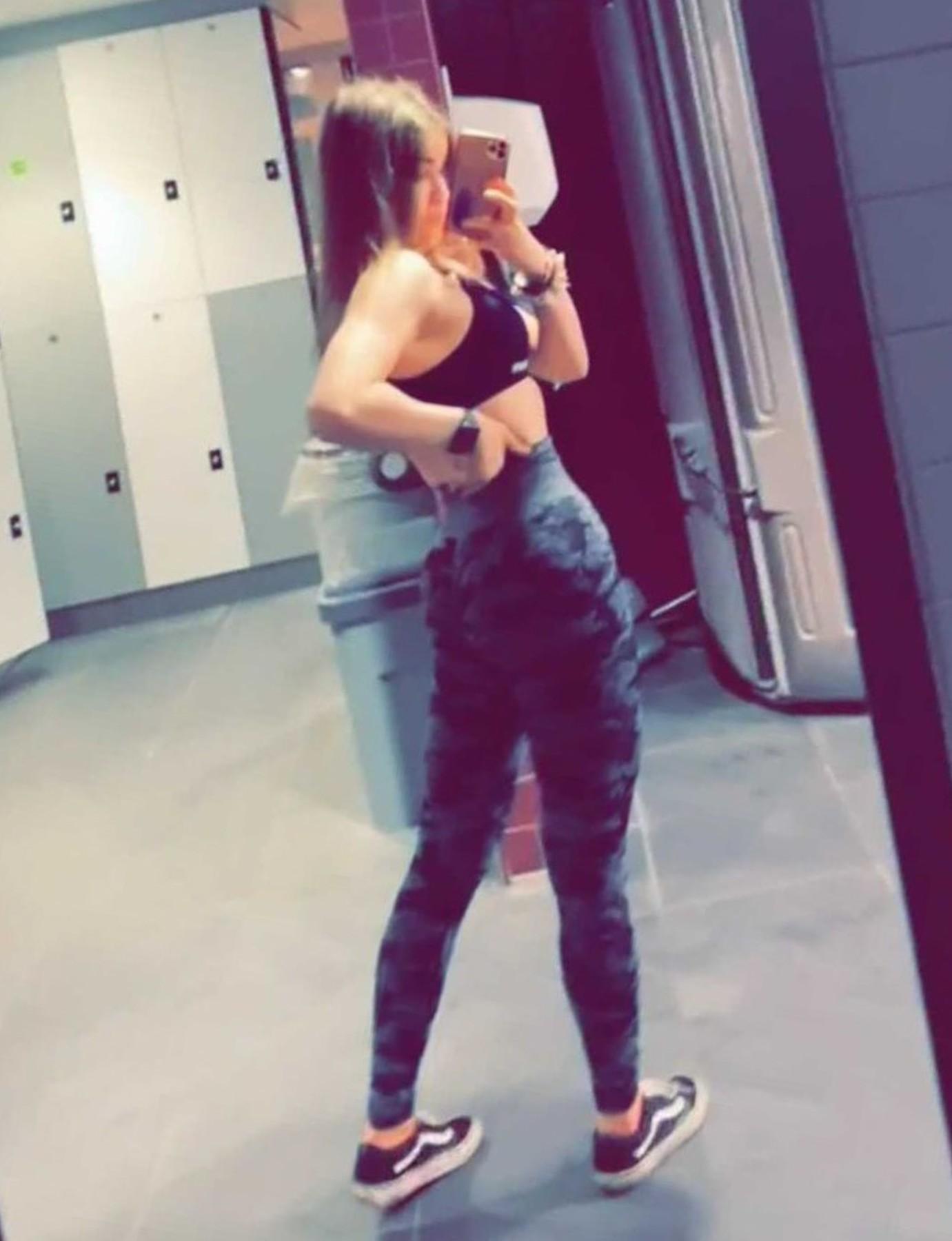 Ellie Makin, făcându-și selfie după ce a învins anorexia