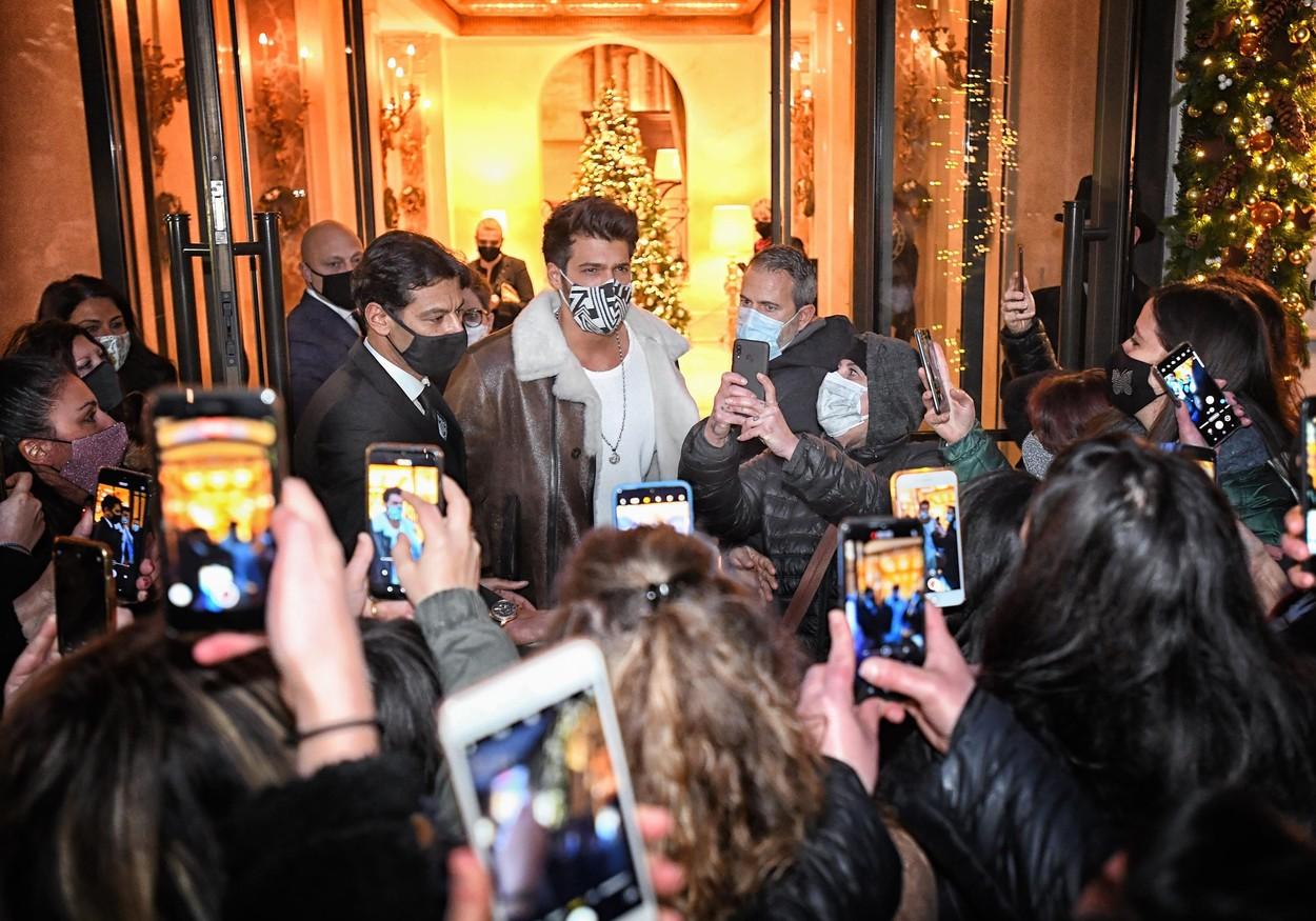 Actorul Can Yaman, ieșind dintr-un hotel din Roma și asaltat de fani