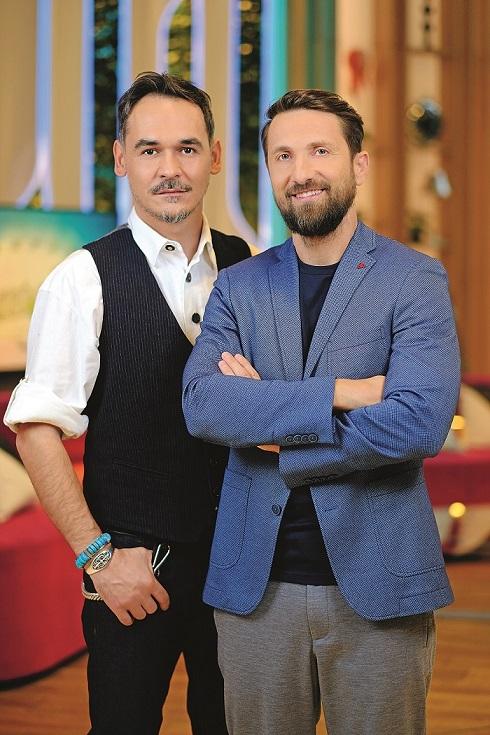 Răzvan Simion purtând cămașă albă și vestă neagră și Dani Oțil în sacou albastru, în platoul emisiunii „Neatza cu Răzvan și Dani”