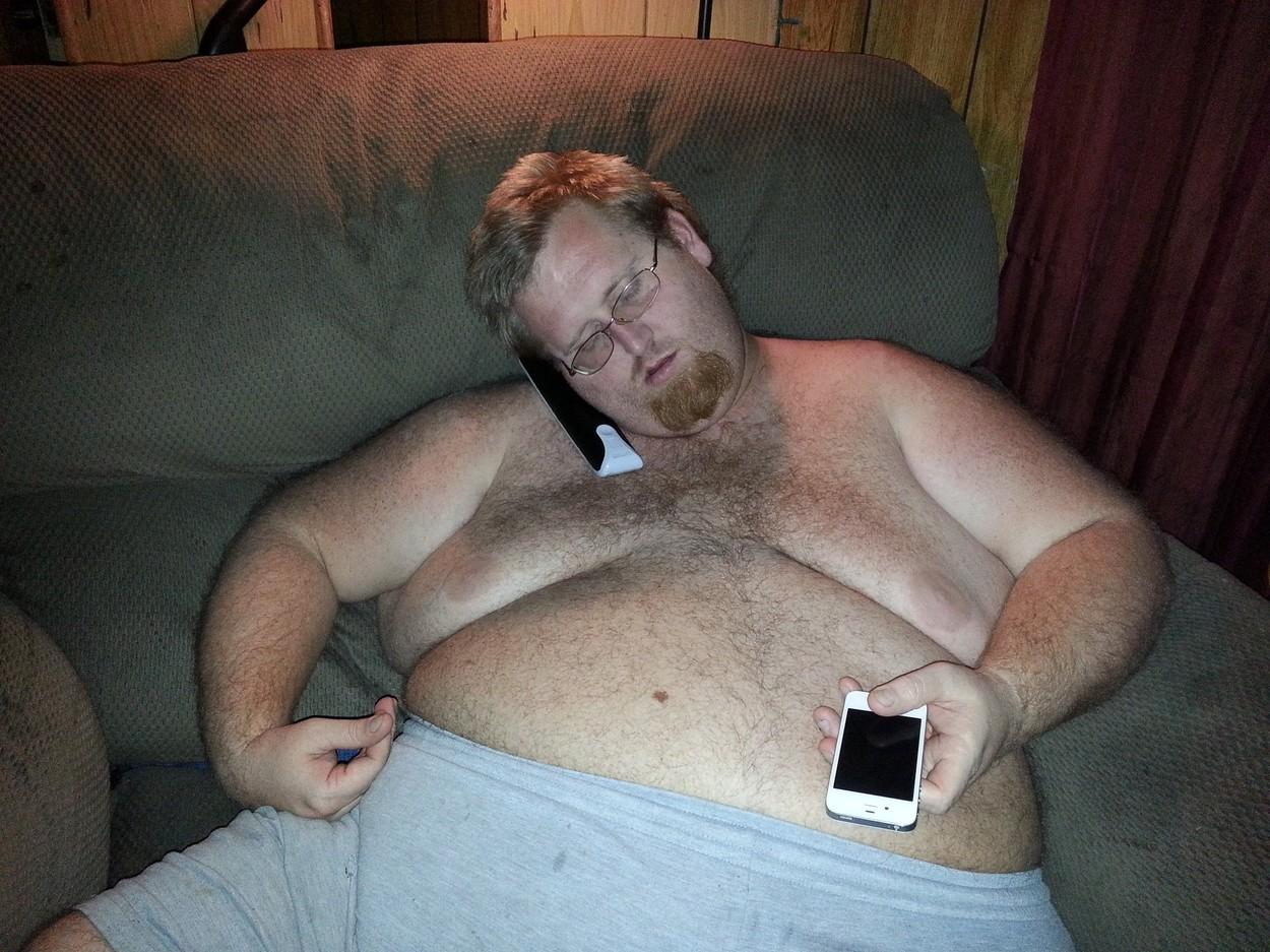 Zach Moore pe vremea când avea 226 kilograme, stând pe canapea și vorbind la telefon