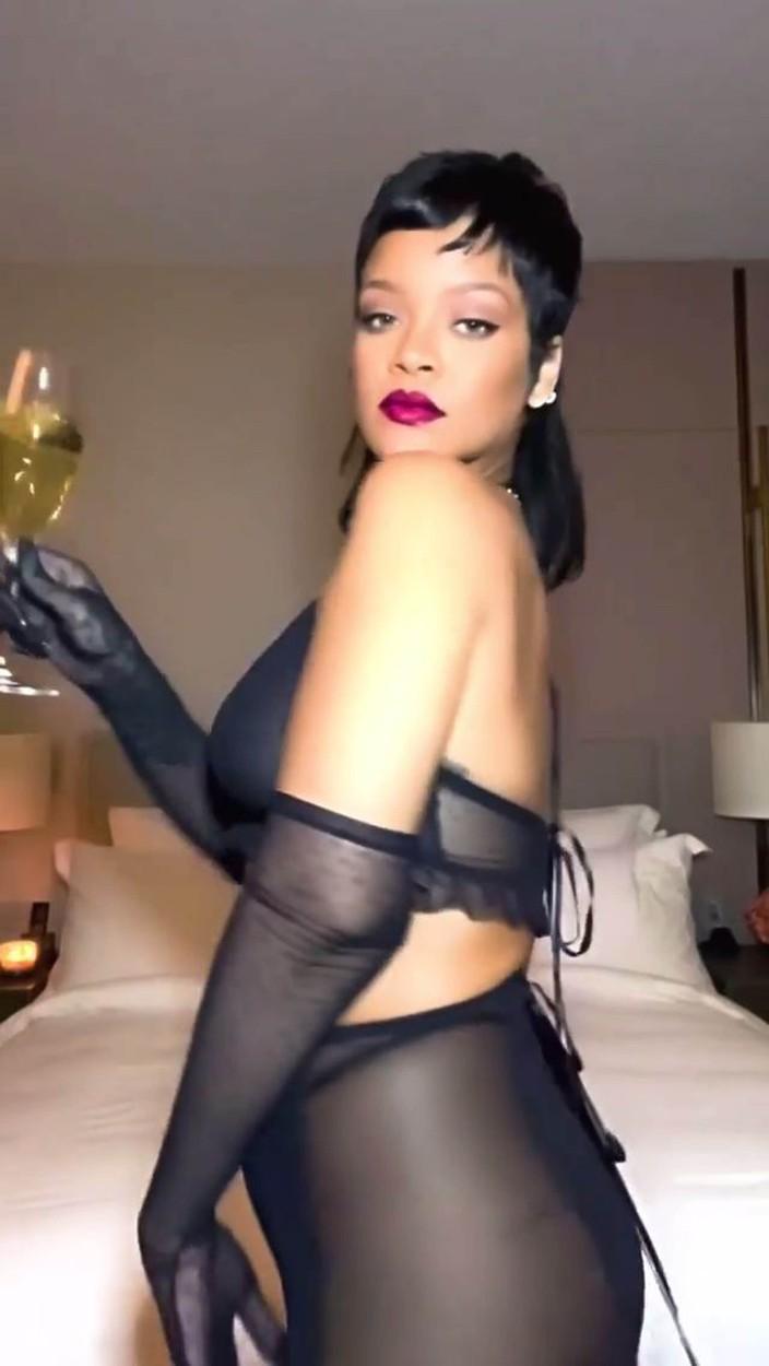 Rihanna în lenjerie intimă