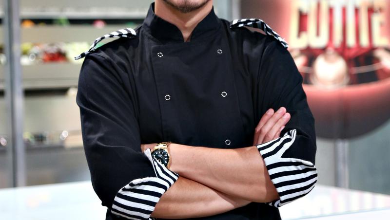 Ionuț Belei în finala emisiunii „Chefi la cuțite”, sezonul 8, stând în bucătărie cu mâinile încrucișate
