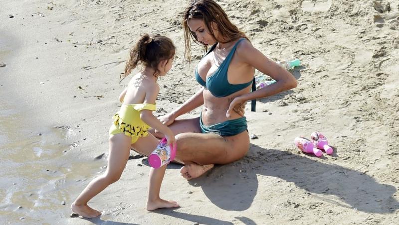 Madalina Ghenea, la plaja, cu fiica sa care se joaca in nisip