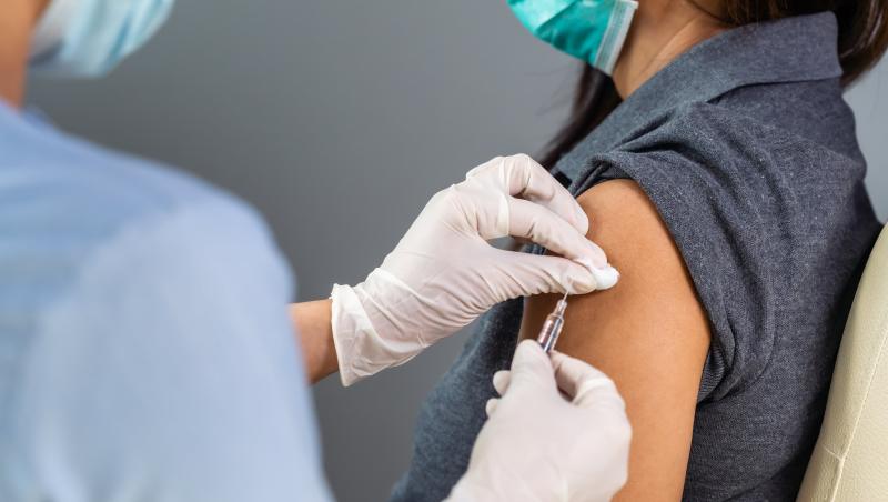 persoana care se vaccineaza impotriva covid 19 in timpul campaniei derulate la nivelul intregului glob