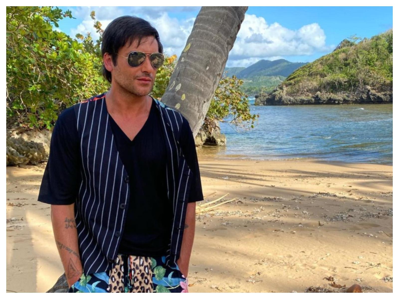 Radu Vâlcan, la filmările pentru Insula iubirii, purtând o ținută lejeră