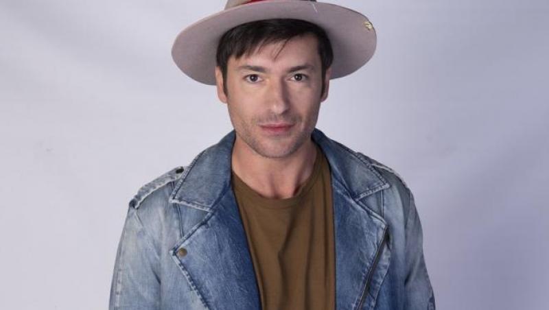 Radu Vâlcan, purtând o pălărie, o geacă de blugi și un tricou maro