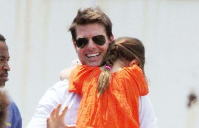 Tom Cruise o ține în brațe pe fiica lui, Suri Cruise