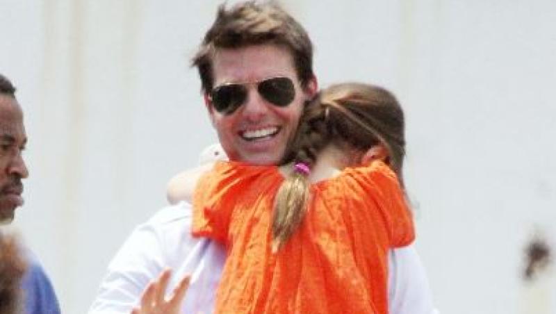 Tom Cruise o ține în brațe pe fiica lui, Suri Cruise
