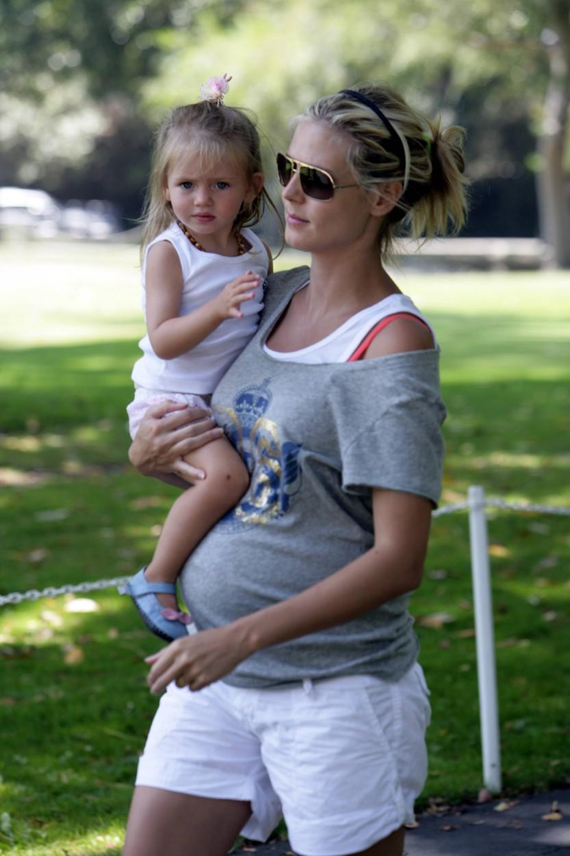 Leni Klum în brațele mamei ei, Heidi Klum