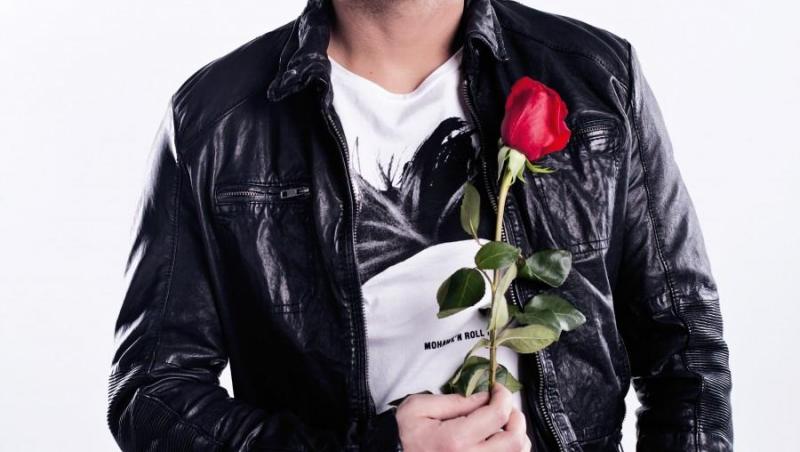 Vladimir Drăghia, purtând o geacă din piele și având un trandafir în mână, ca simbol al emisiunii Burlacul