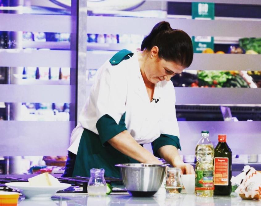 Marlena Botezatu, purtând uniforma echipei verzi, în sezonul 5 Chefi la cuțite
