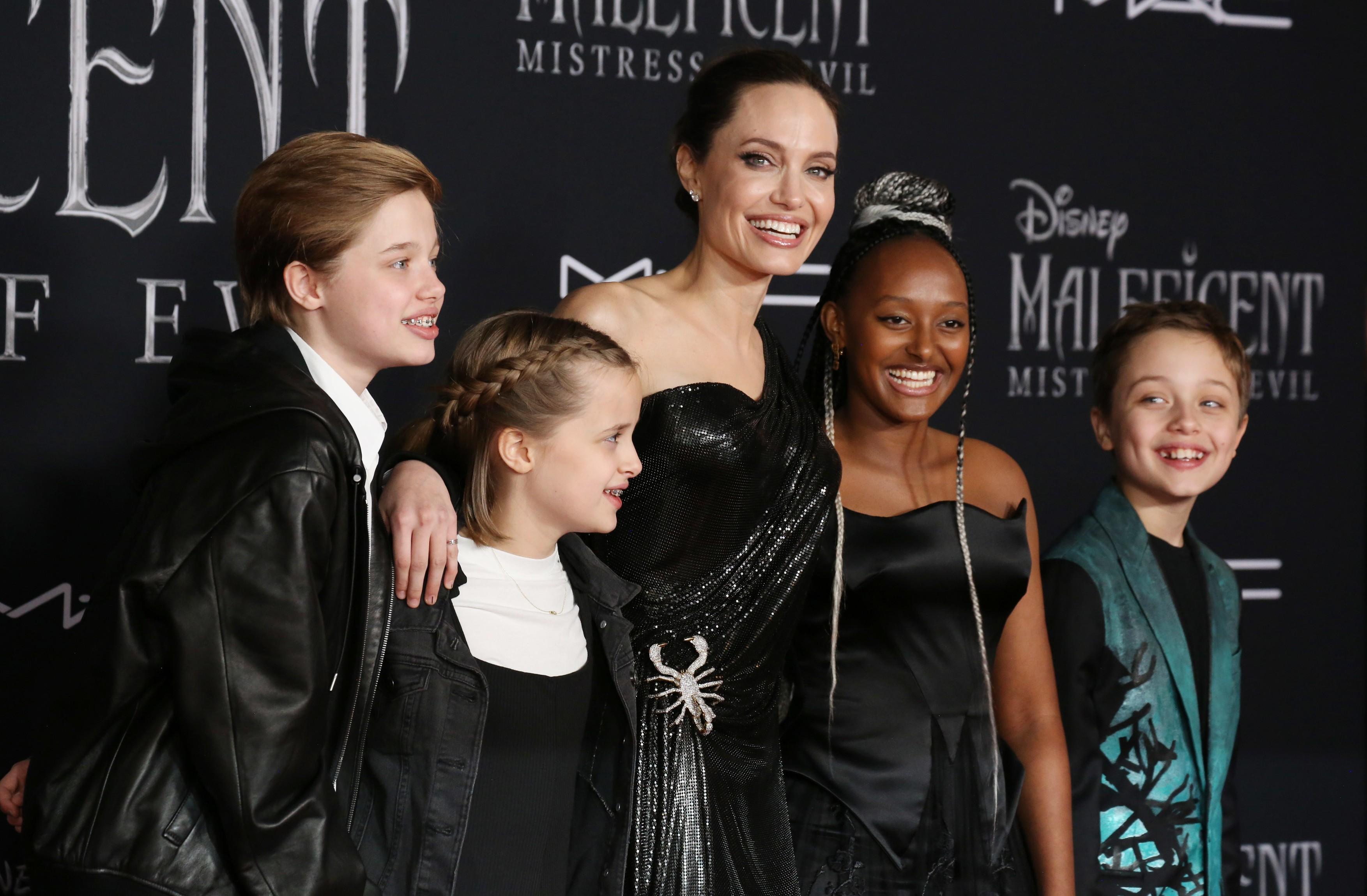 Angelina Jolie si 4 dintre copii pe covorul rosu