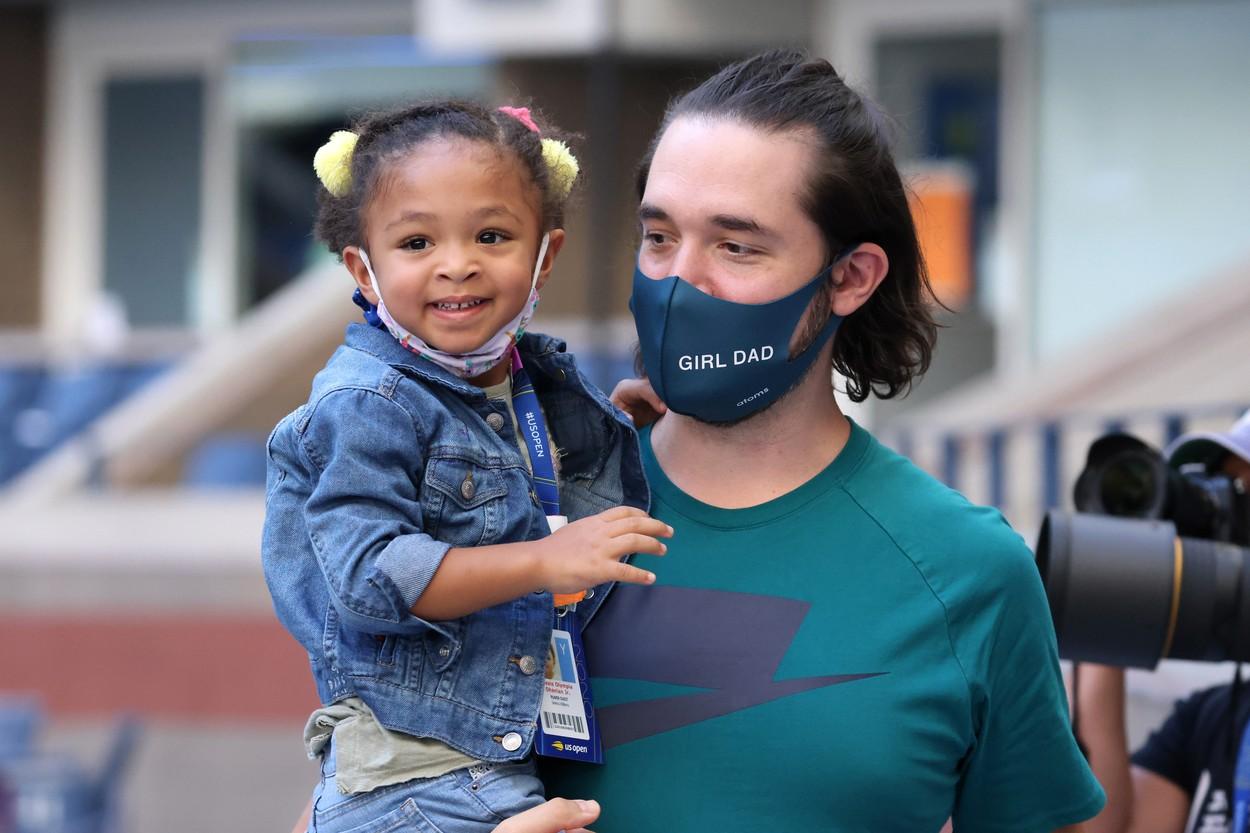 Alexis Ohanian, purtând mască d eprotecție și ținându-ți în brațe fiica