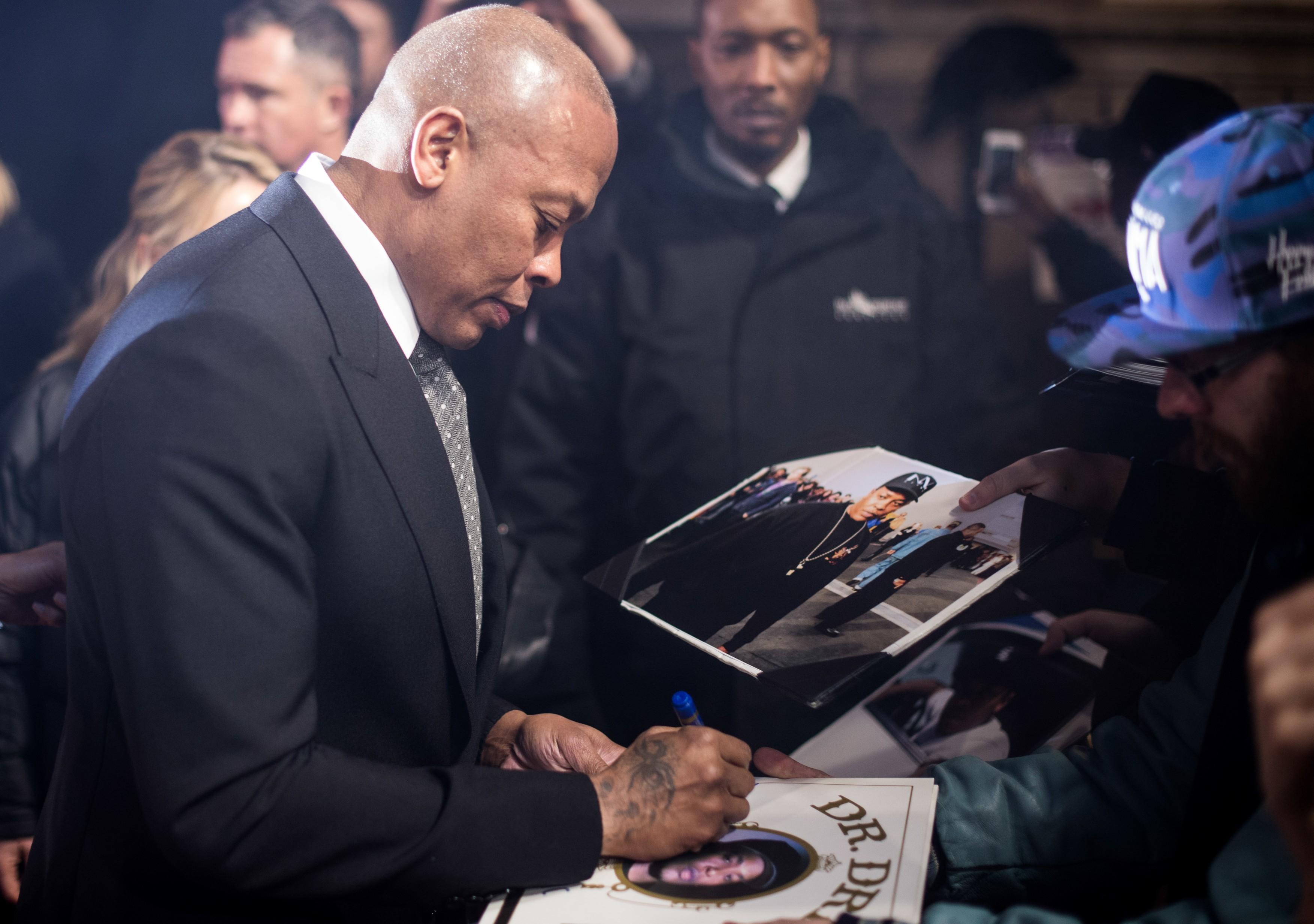 Dr. Dre semnand autografe