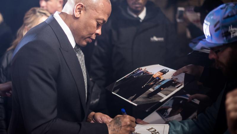 Dr. Dre semnand autografe