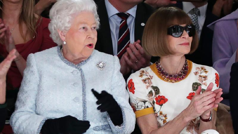 Regina Elisabeta si editorul Vogue la o prezentare de moda