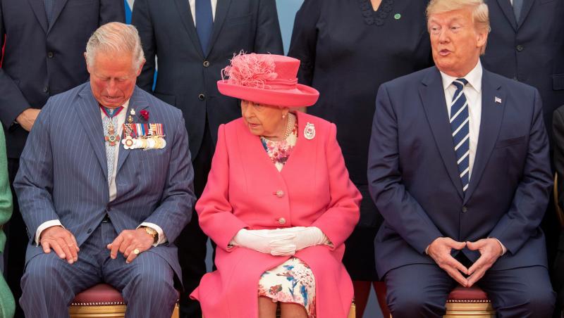 Regina Angliei poartă mănuși și la întâlnirile oficiale