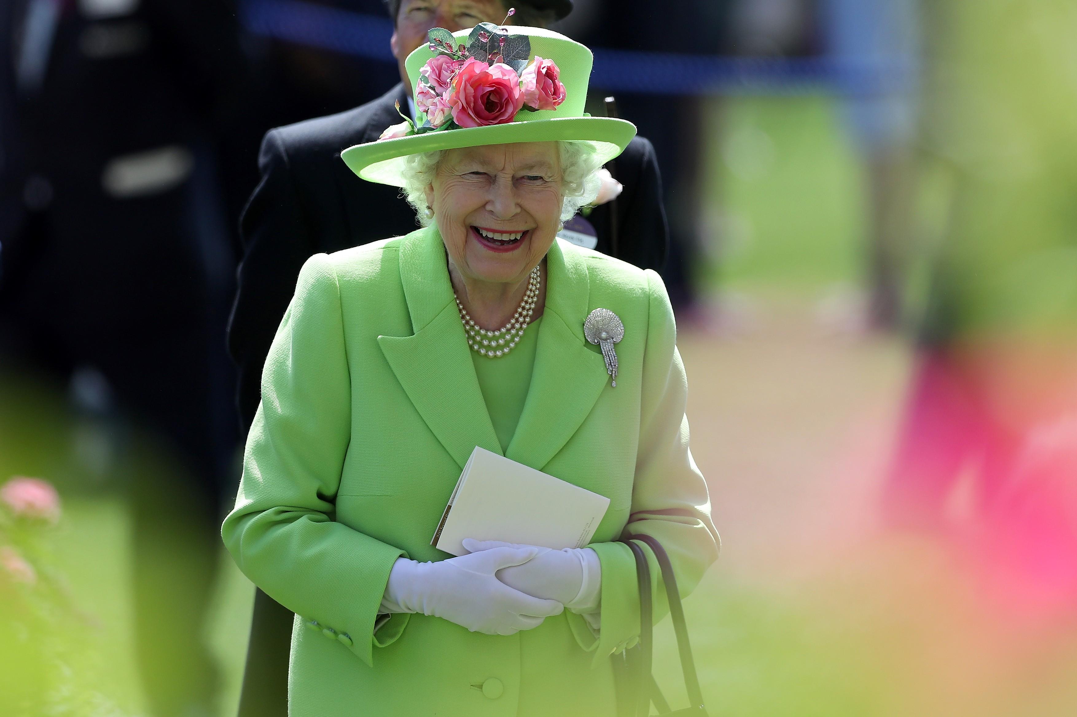 Regina Elisabeta in gradina, costum verde deschis