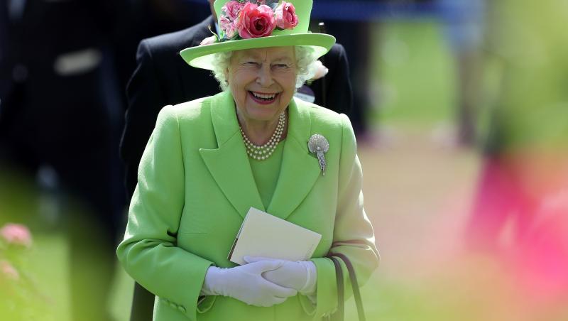 Regina Angliei comandă mai multe perechi de mănuși pe an