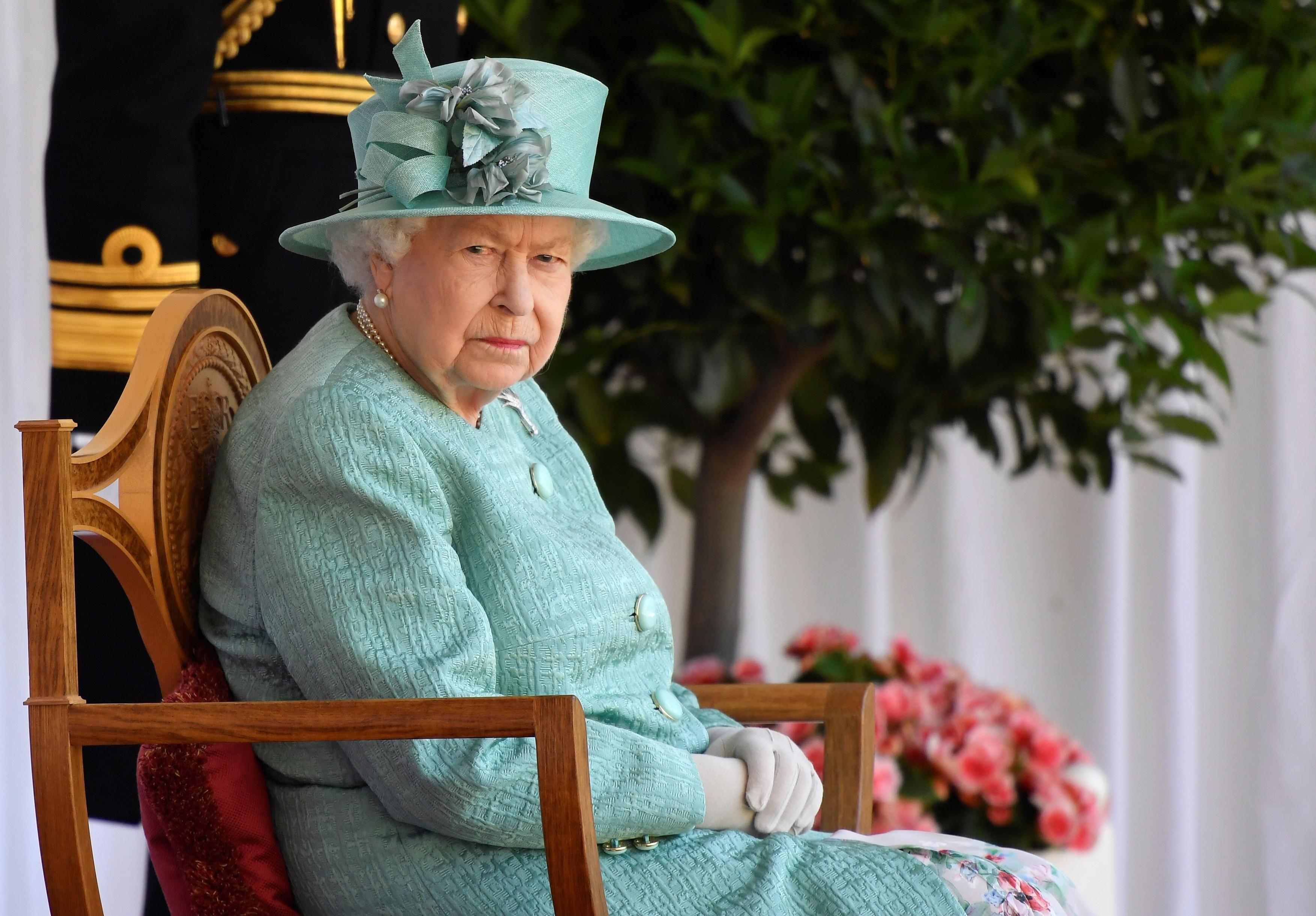 Regina Elisabeta in gradina, costum albastru deschis