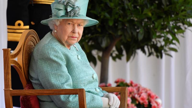 Regina Angliei folosește aceeași pereche de mănuși de mai multe ori