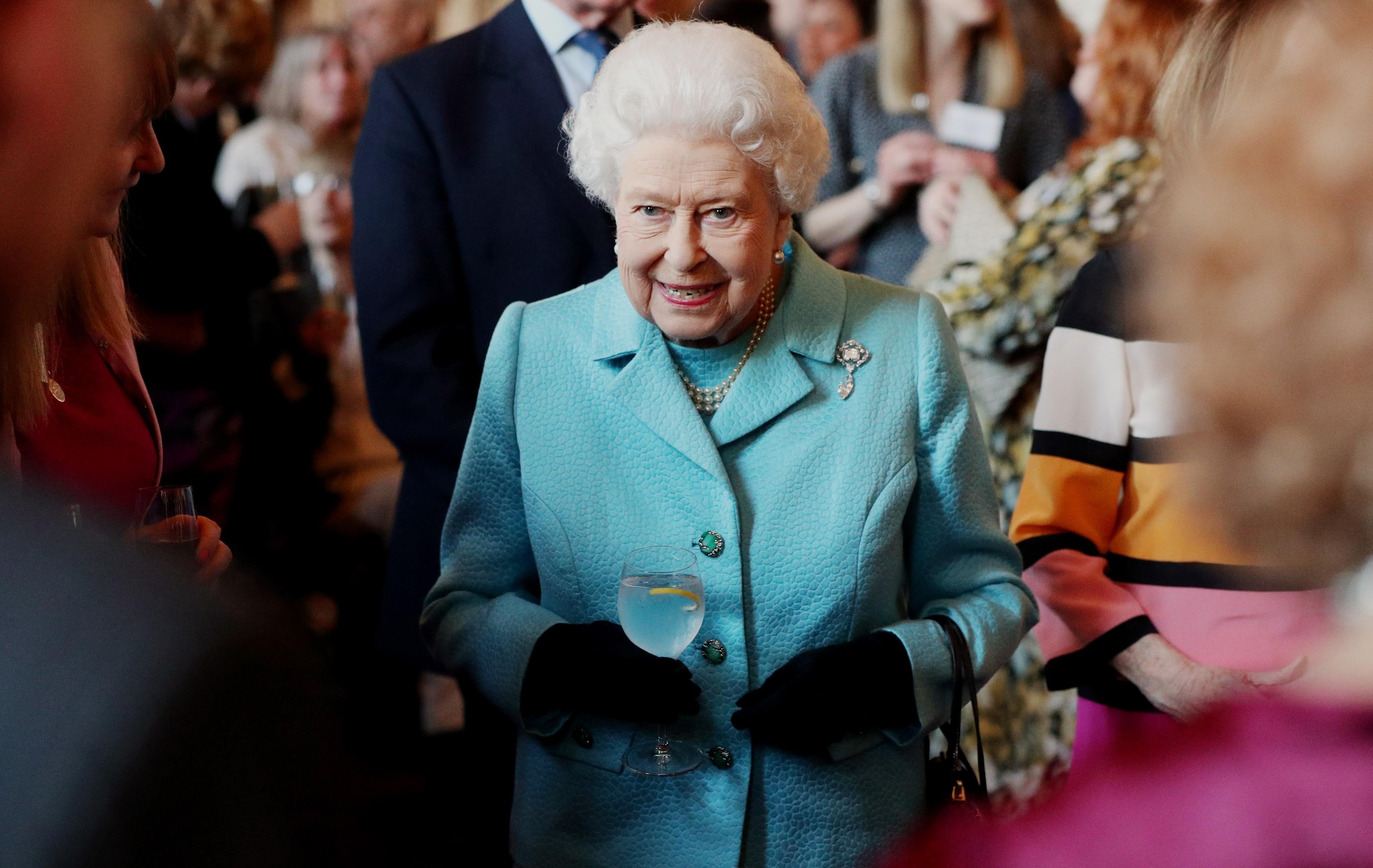 Regina Elisabeta costum albastru deschis