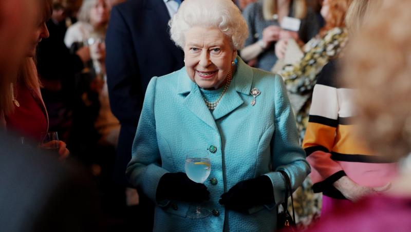 Regina Angliei poartă mănuși și în interior, atunci când iese în public