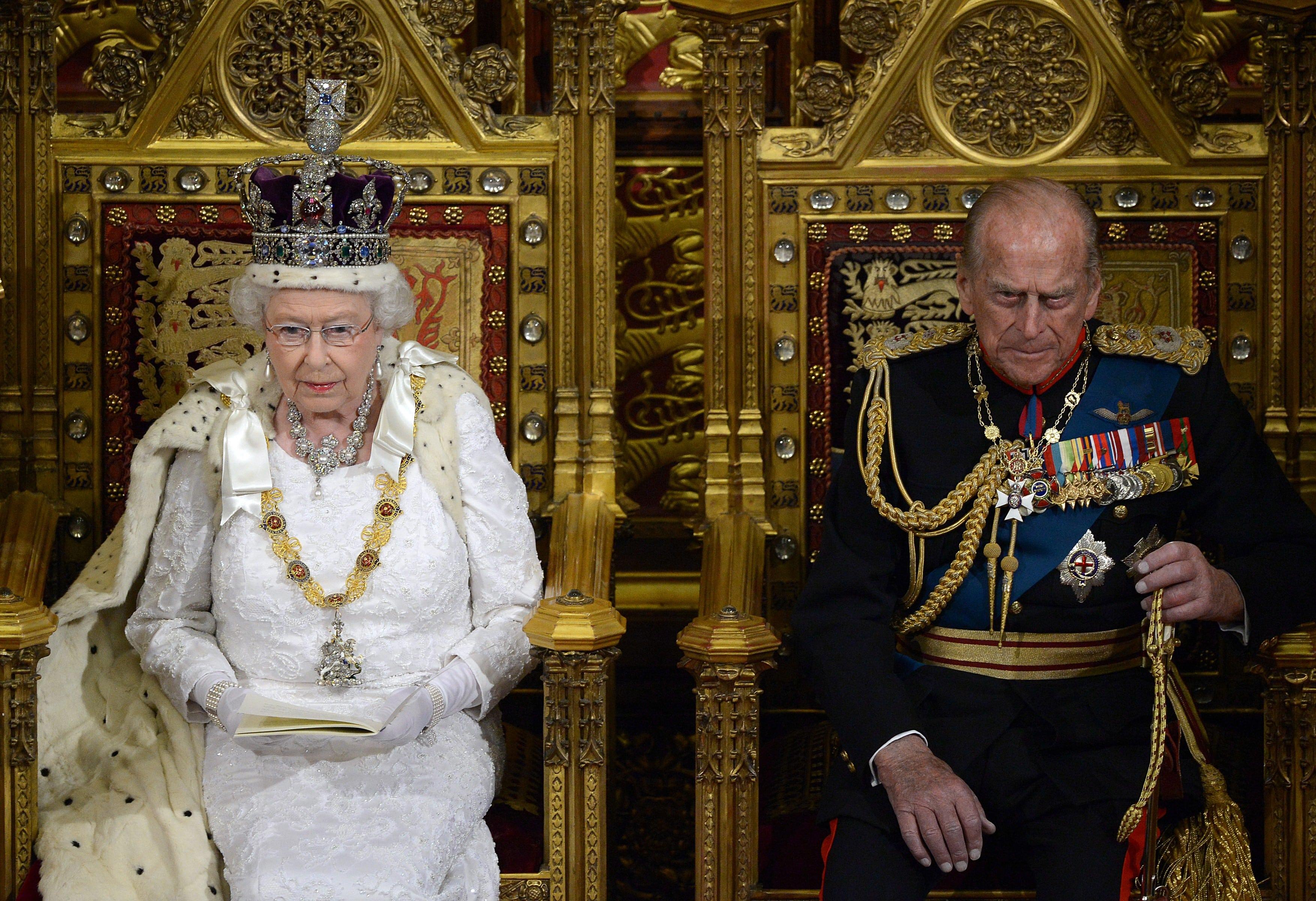 regina angliei pe tron, alaturi de sotul ei