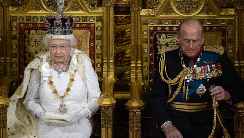 Regina Angliei poartă mănuși chiar și când se află pe tron, așa cum se poate observa în imagine