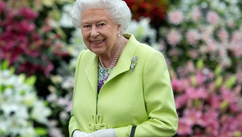 Regina Elisabeta in gradina, costum verde deschis