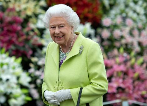 De ce poartă Regina Angliei mereu mănuși. Adevăratul motiv din spatele acestei alegeri