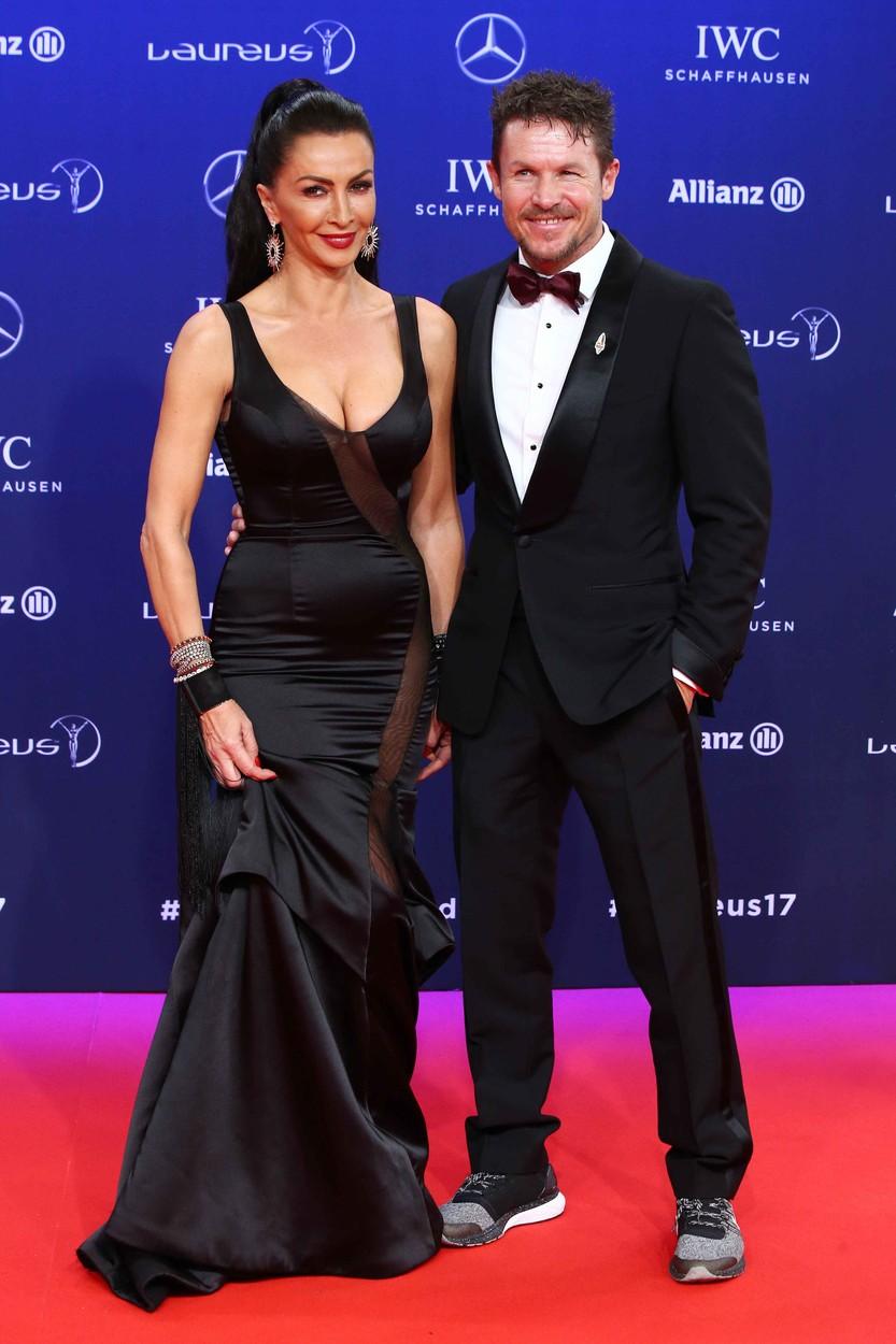 Mihaela Rădulescu, alături de Felix Baumgartner, ea purtând o rochie neagră, lungă și el purtând un costum negru cu cămașă albă