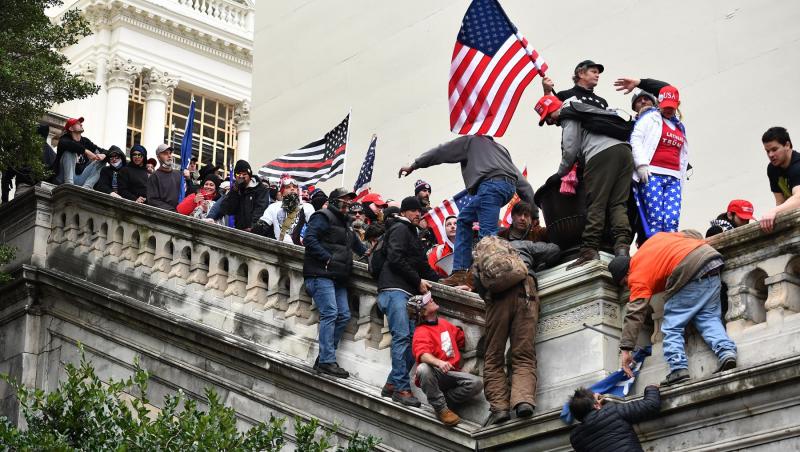 Protestatari care urca pe Capitoliu