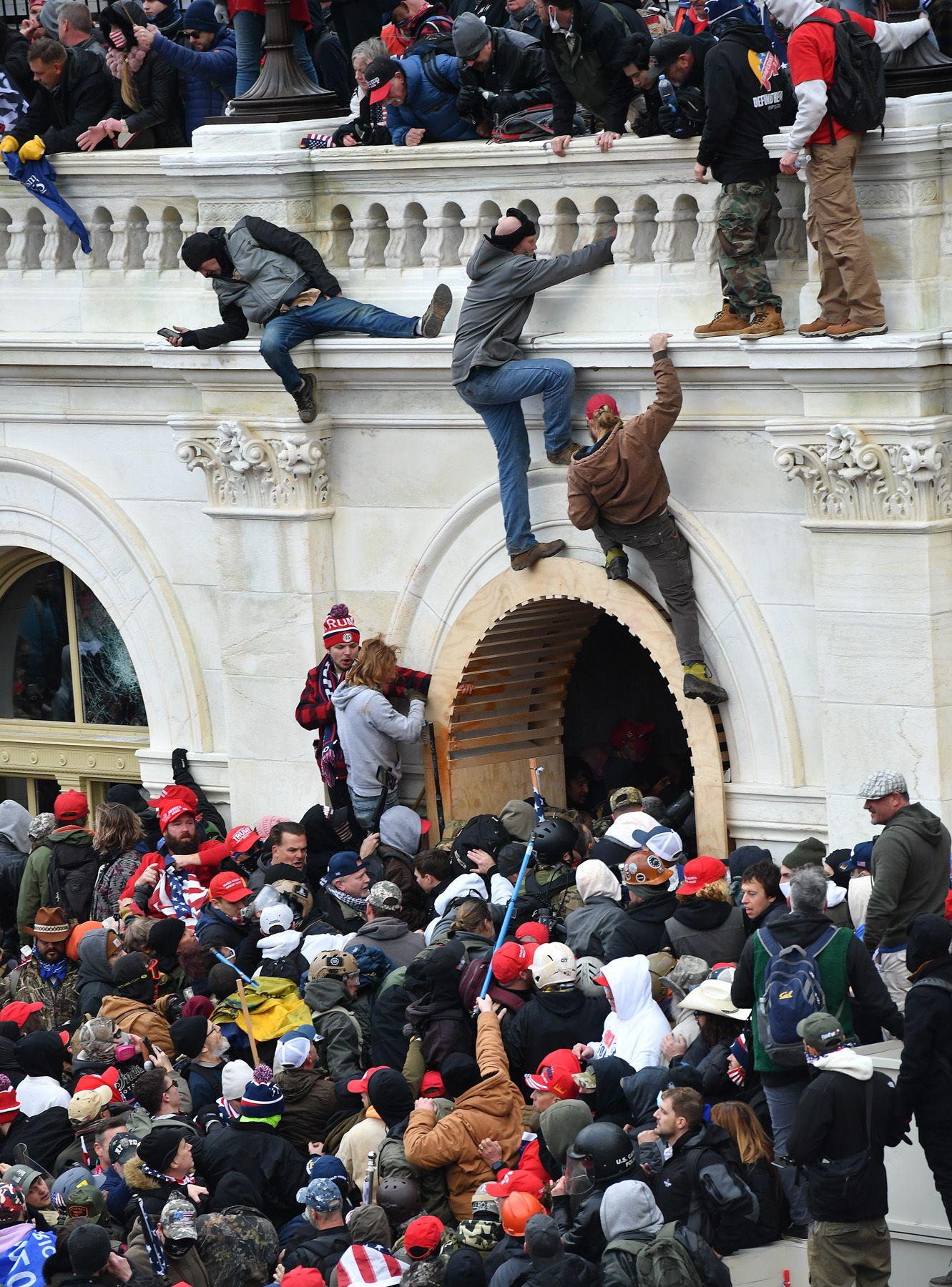 Protestatari care urca pe Capitoliu