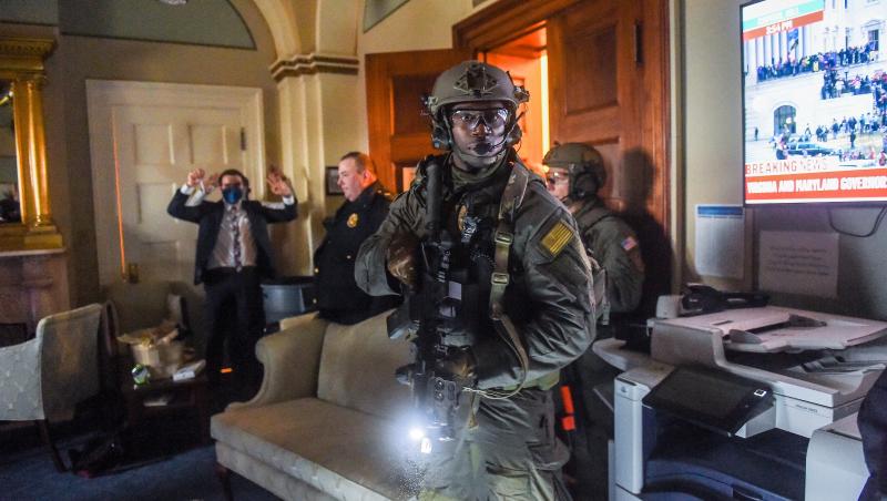 Politicienii aflați în clădirea Capitoliului, baricadați în camere