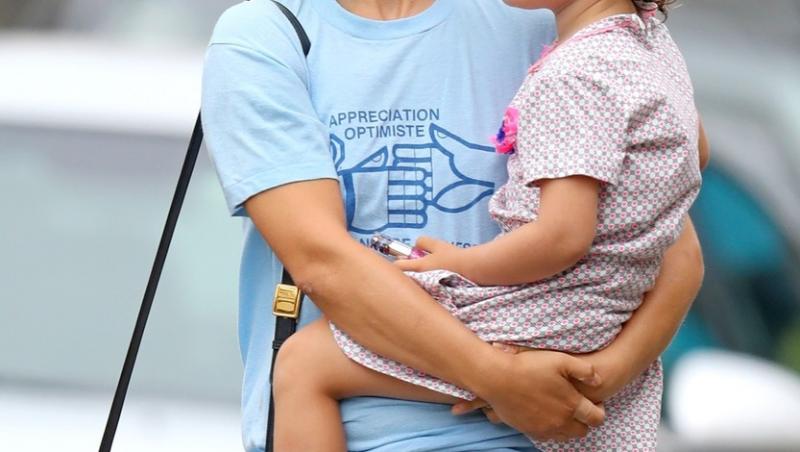 Natalie Portman își ține în brațe fiica