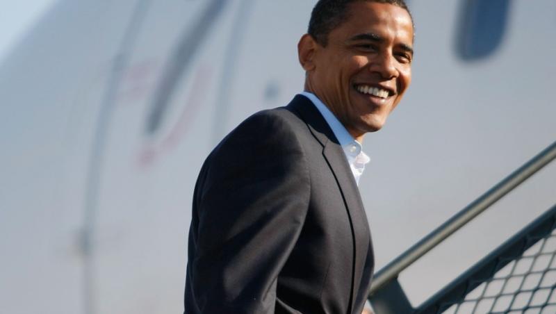 Barack Obama la costum, urca in avion si zambeste
