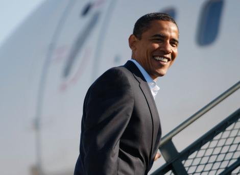 Fostul Președinte al SUA, Barack Obama, surprins la plajă. Cum arată când renunță la ținutele elegante