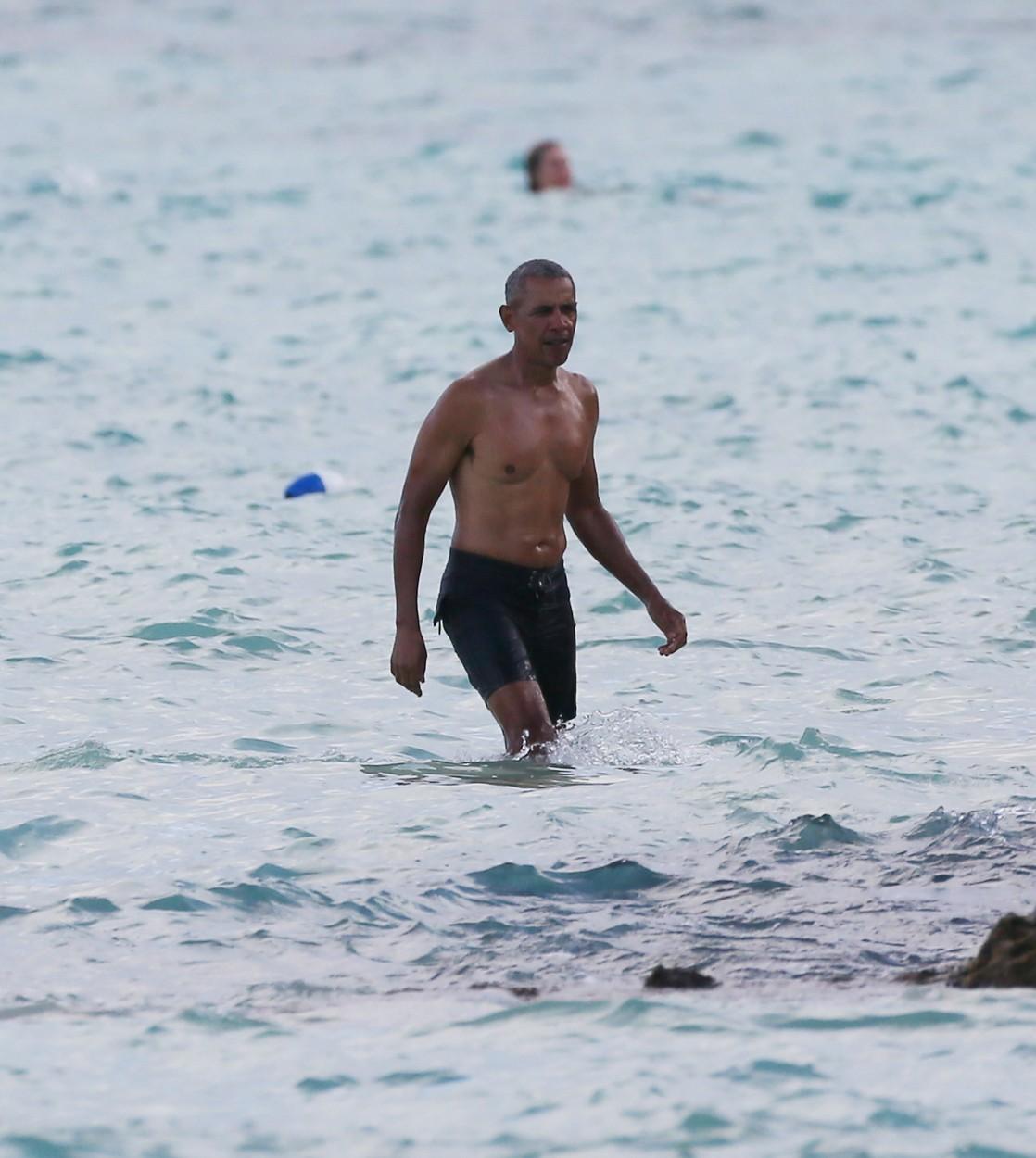 Barack Obama incercand sa invete un sport nautic