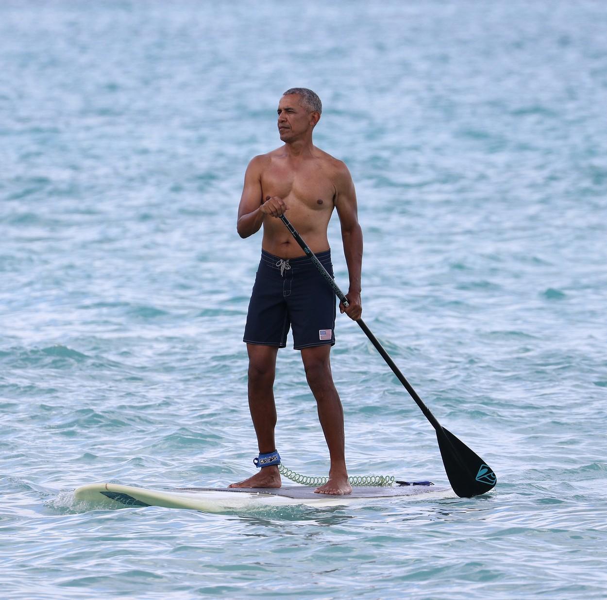 Barack Obama incercand sa invete un sport nautic